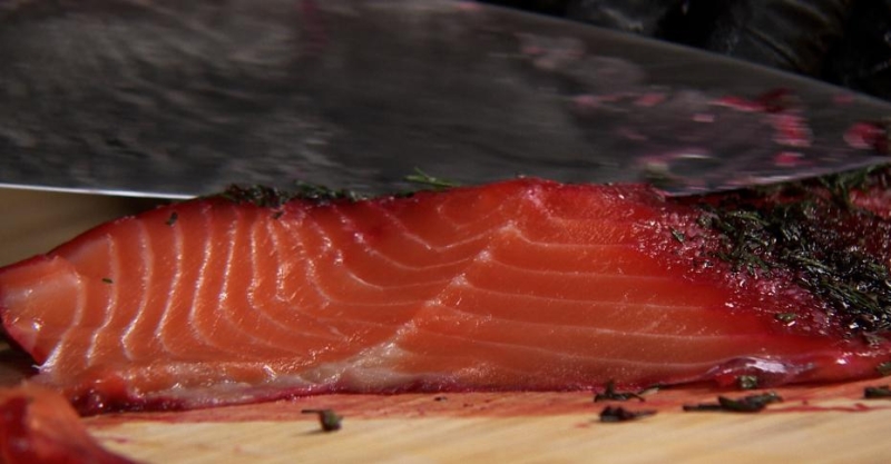 Форель, маринованная со свекольным соком