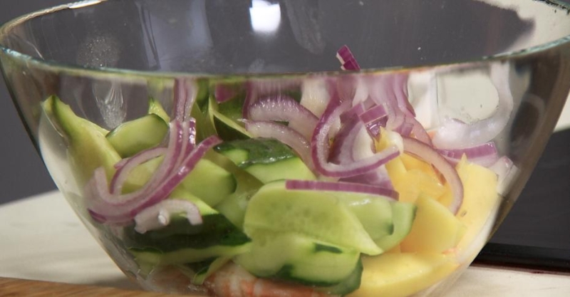 Салат с манго и креветками