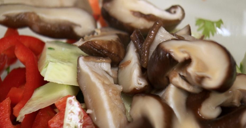 Салат из грибов шиитаке