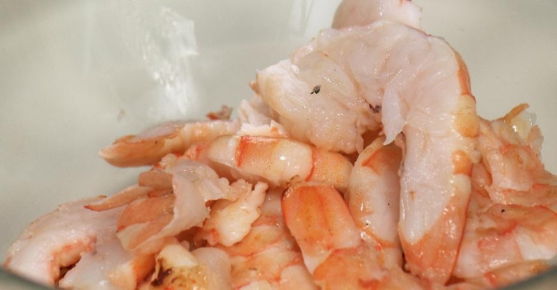 Салат с манго и креветками