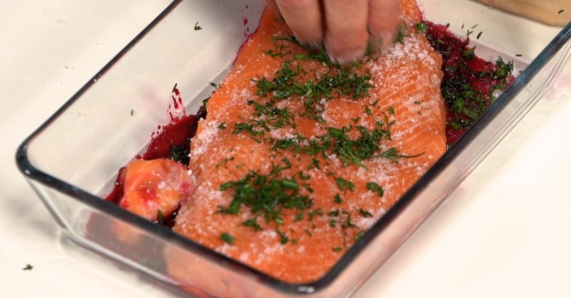 Форель, маринованная со свекольным соком