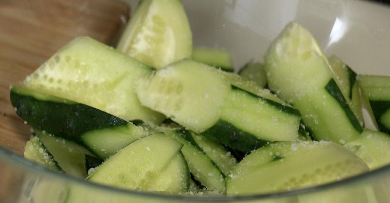 Салат с манго и креветками