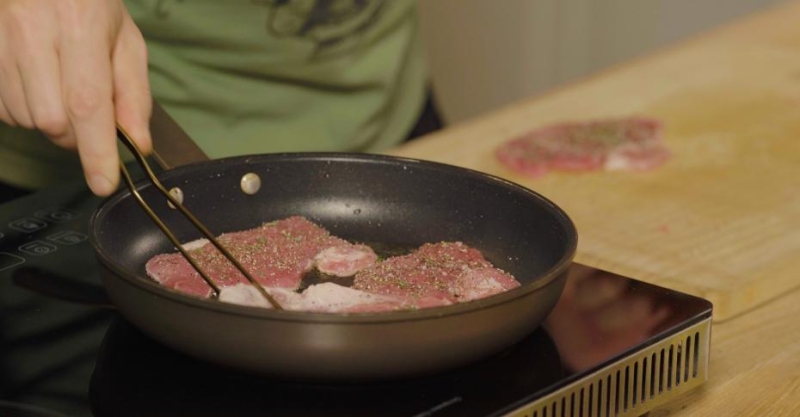 Отбивные с золотистым картофелем