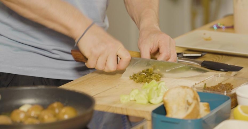 Салат нисуаз с перцем халапеньо