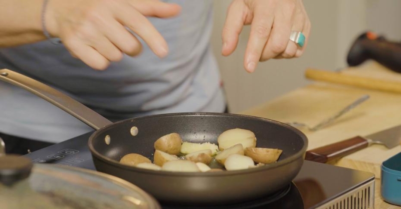 Салат нисуаз с перцем халапеньо