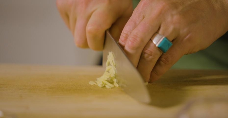 Пряный салат из битого редиса