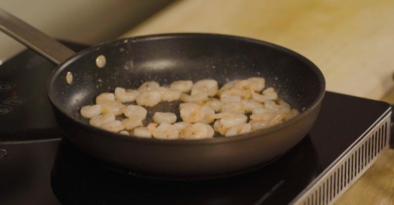 Спринг-роллы с креветками и устричным соусом