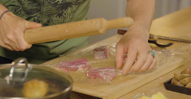 Отбивные с золотистым картофелем