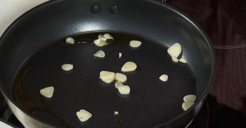 Филе лосося в апельсиновой глазури с гречневой лапшой