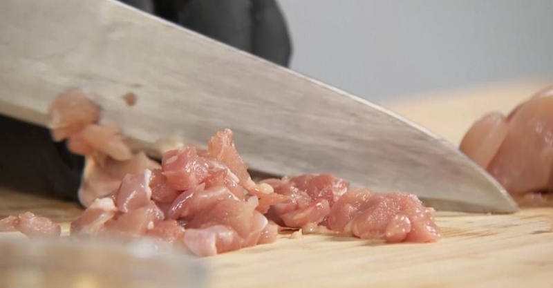 Бургер с сальсой из жареного ананаса