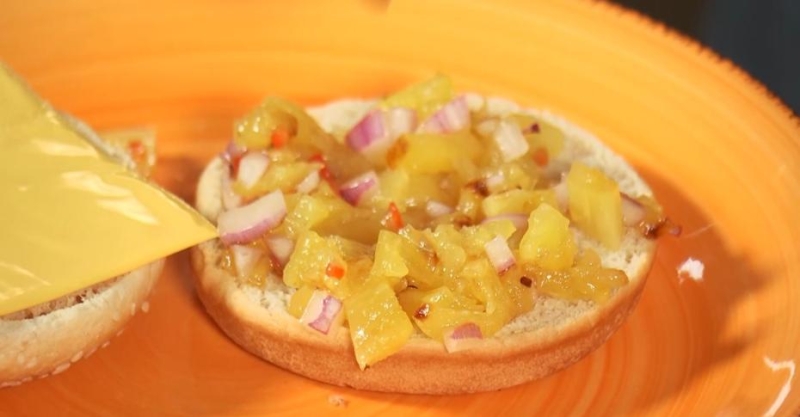 Бургер с сальсой из жареного ананаса