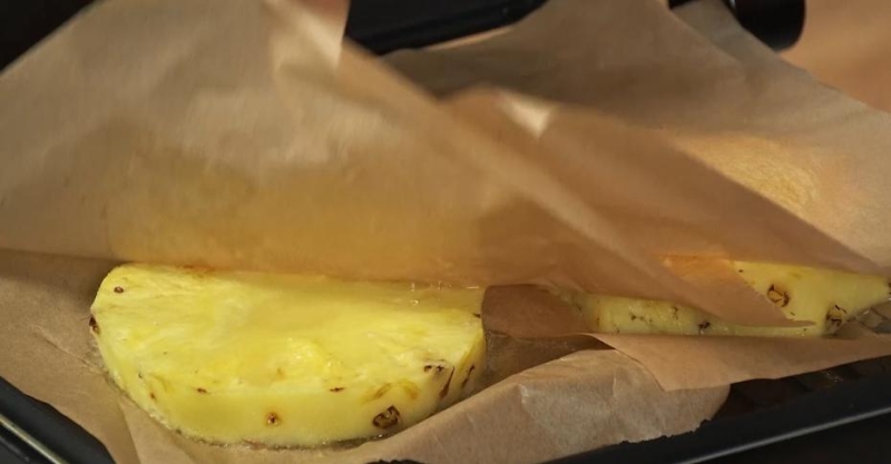 Бургер с сальсой из жареного ананаса