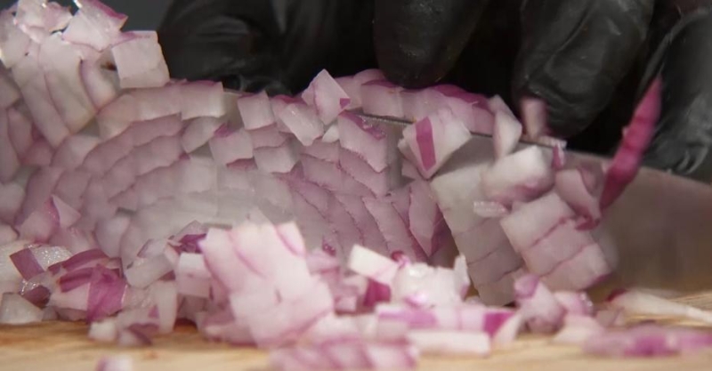 Бургер с сальсой из жареного ананаса