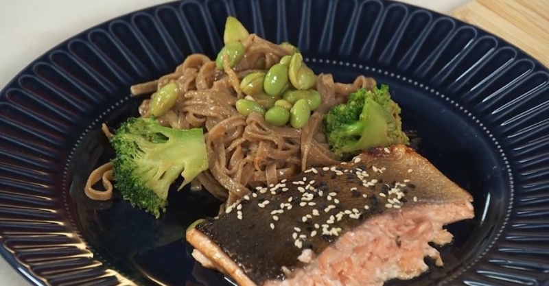 Филе лосося в апельсиновой глазури с гречневой лапшой