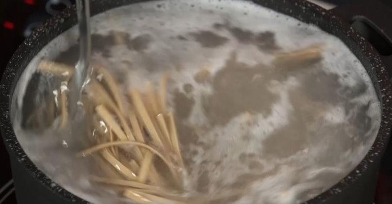 Филе лосося в апельсиновой глазури с гречневой лапшой