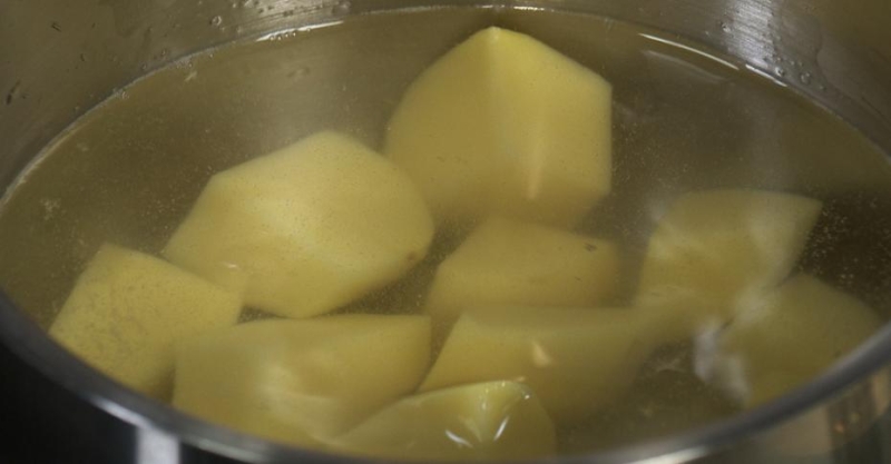 Запеканка с картошкой и кукурузной мукой в горшочке