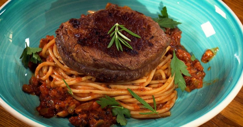 Стейк с пастой в томатном соусе