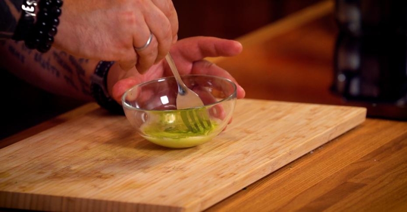 Сибас с зелёным пюре и соусом