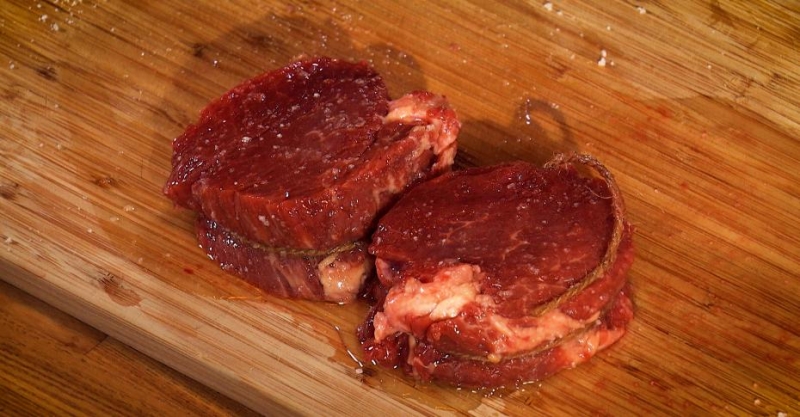 Стейк с пастой в томатном соусе