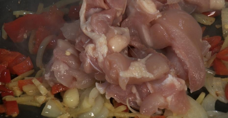 Курица с жаренной капустой и яйцом