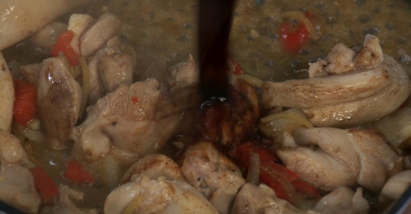 Курица с жаренной капустой и яйцом