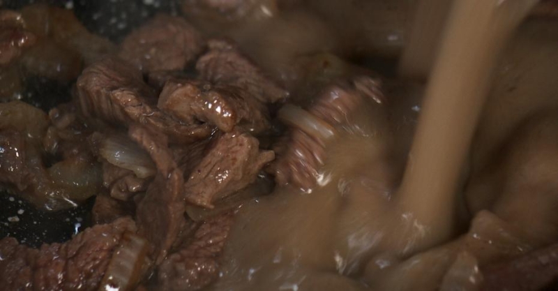 Паста с говядиной в коричневом соусе