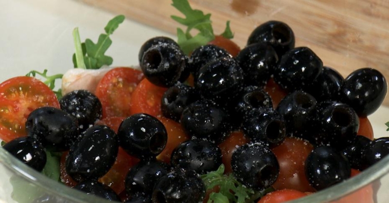 Овощной салат с маслинами и дзадзики