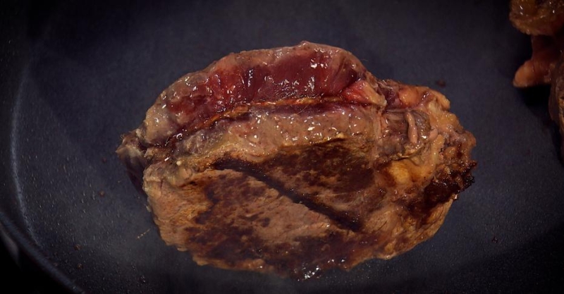 Стейк с пастой в томатном соусе