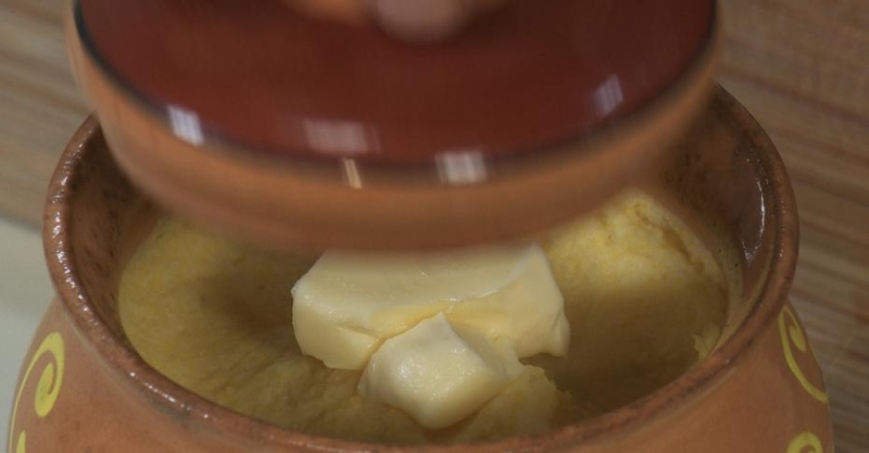 Запеканка с картошкой и кукурузной мукой в горшочке