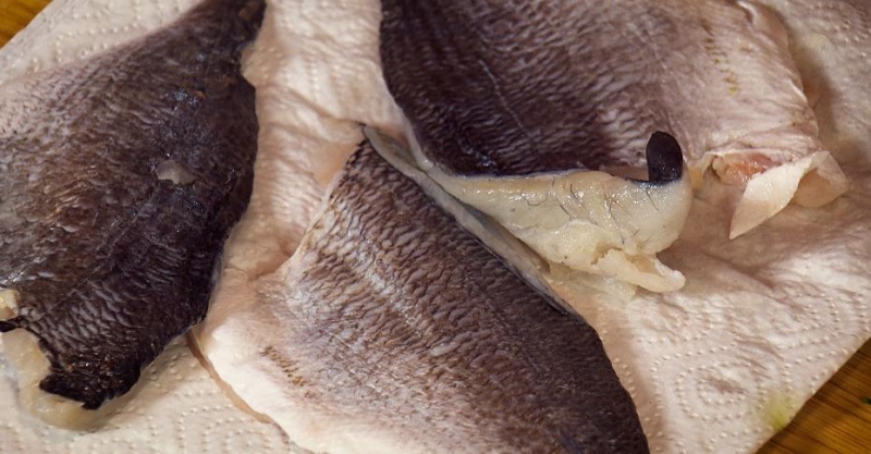 Сибас с зелёным пюре и соусом