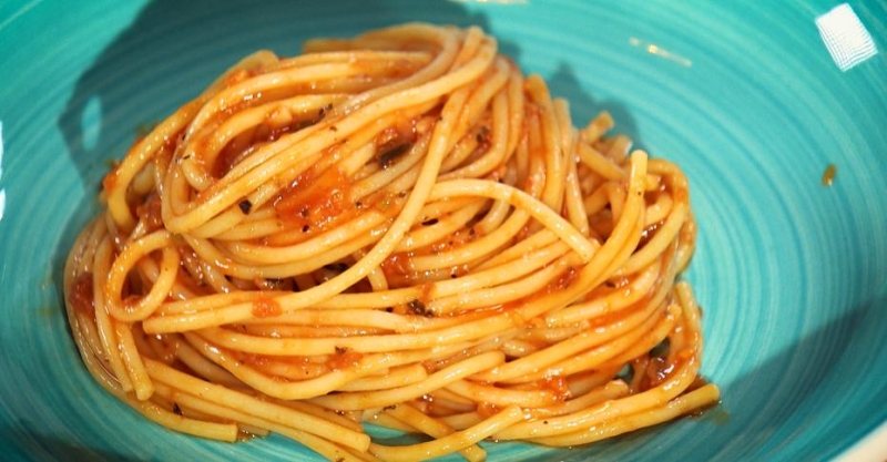 Стейк с пастой в томатном соусе