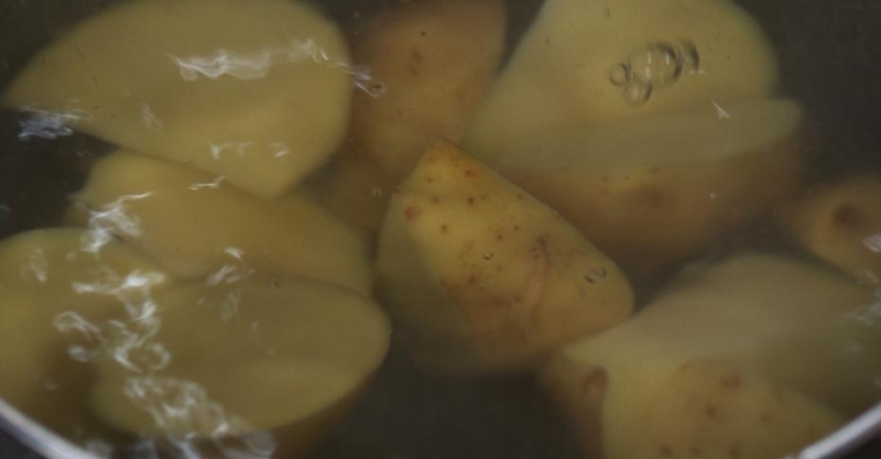 Бефстроганов с картофельным пюре и томатной пастой