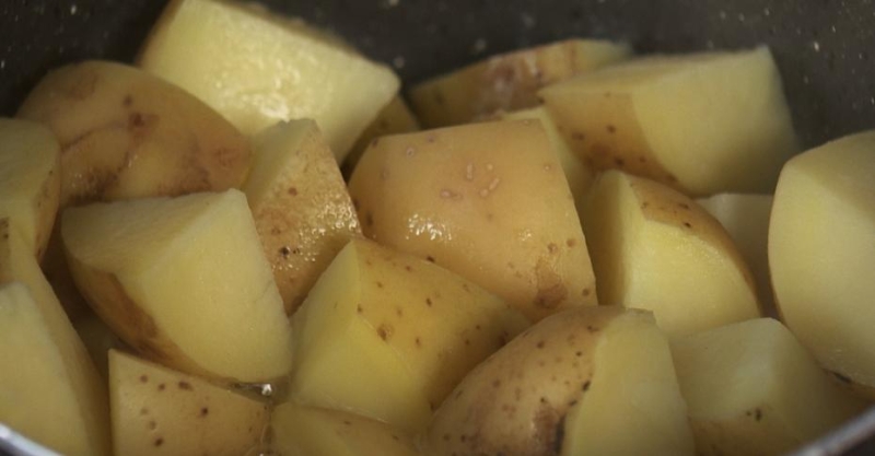 Версия бефстроганов в сливочно-горчичном соусе и картофельным пюре