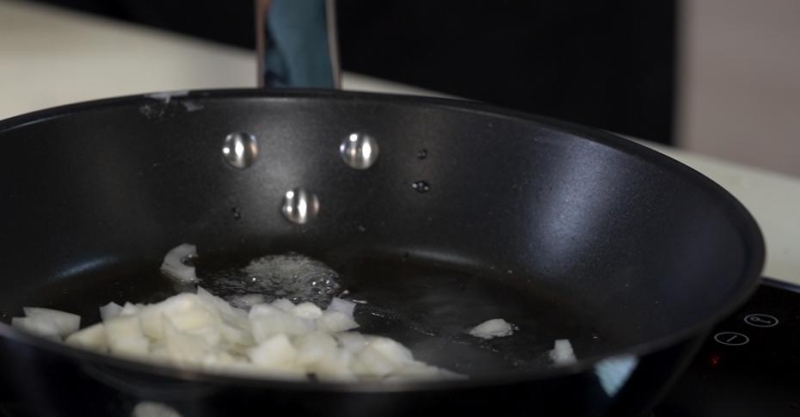 Запеканка с картошкой и кукурузной мукой в горшочке