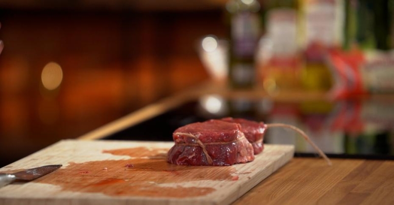 Стейк с пастой в томатном соусе