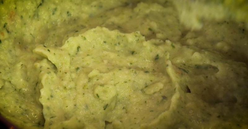 Сибас с зелёным пюре и соусом