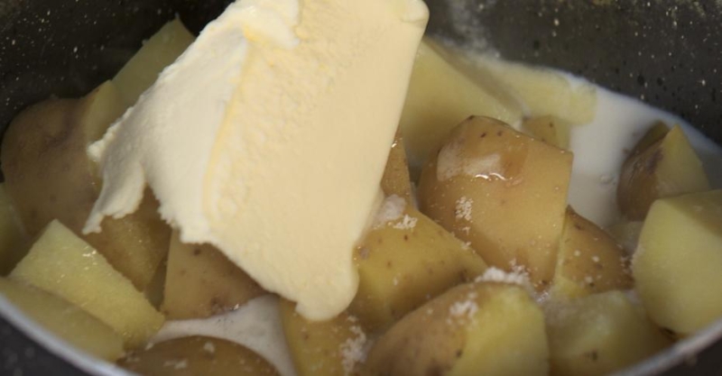 Бефстроганов с картофельным пюре и томатной пастой