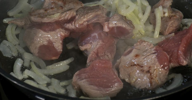 Говядина в красном вине и стейк из капусты