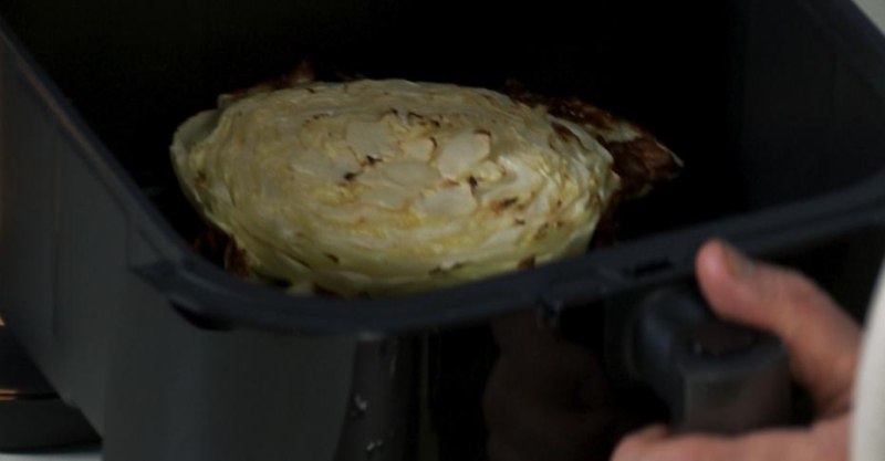 Говядина в красном вине и стейк из капусты