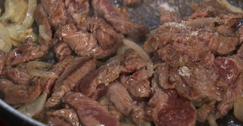 Версия бефстроганов в сливочно-горчичном соусе и картофельным пюре