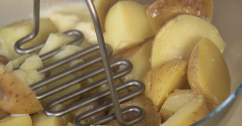 Версия бефстроганов в сливочно-горчичном соусе и картофельным пюре