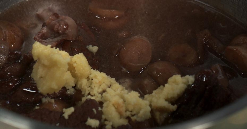 Говядина в красном вине и стейк из капусты