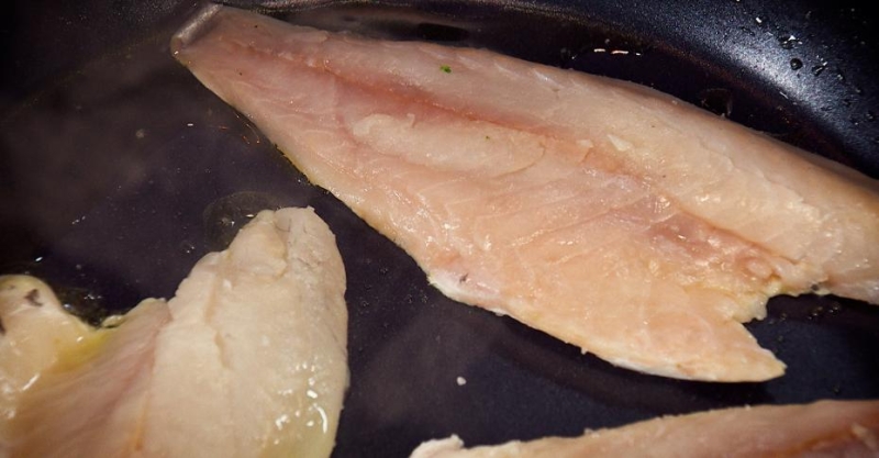 Сибас с зелёным пюре и соусом