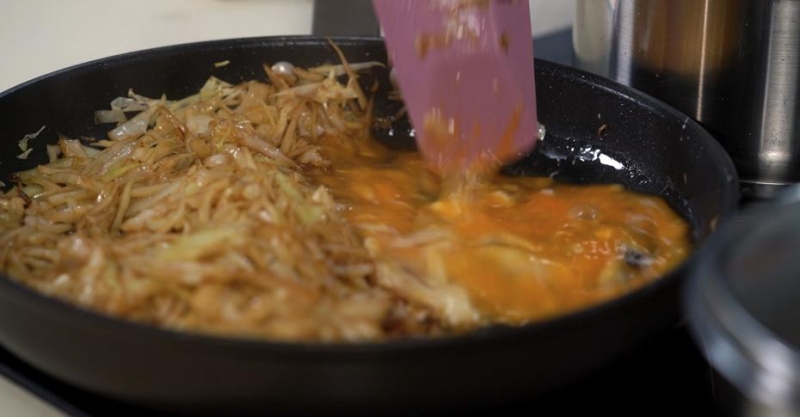 Курица с жаренной капустой и яйцом