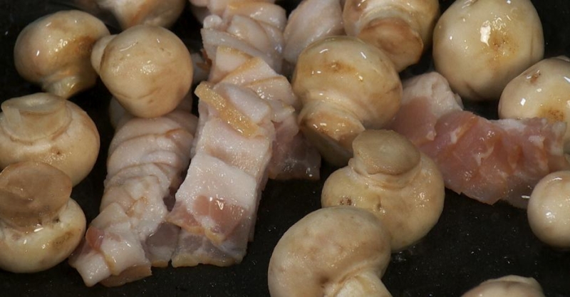 Говядина в красном вине и стейк из капусты