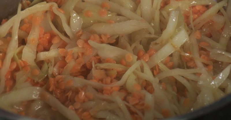 Свинина и капуста тушёная с чечевицей