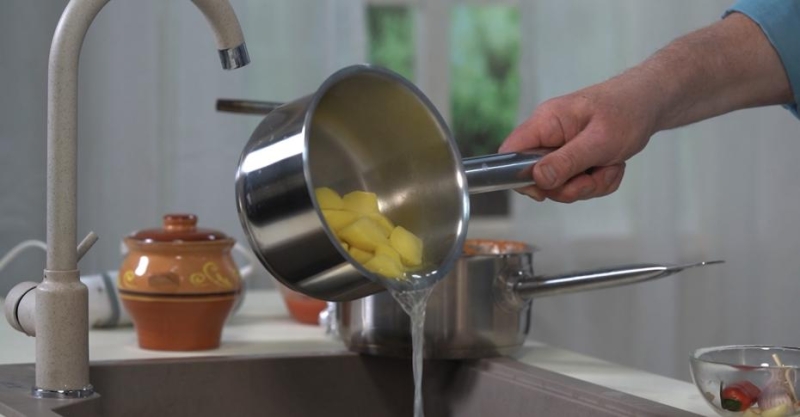 Запеканка с картошкой и кукурузной мукой в горшочке