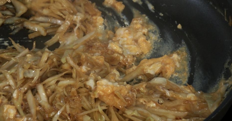 Курица с жаренной капустой и яйцом