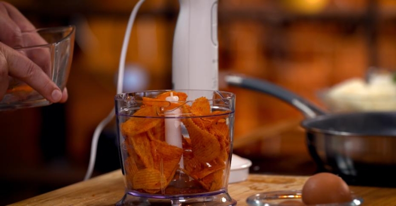 Паста а-ля Альфредо и курица в красной панировке