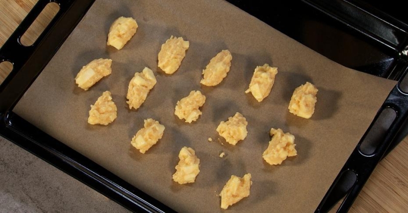 Яблочные пончики в карамели